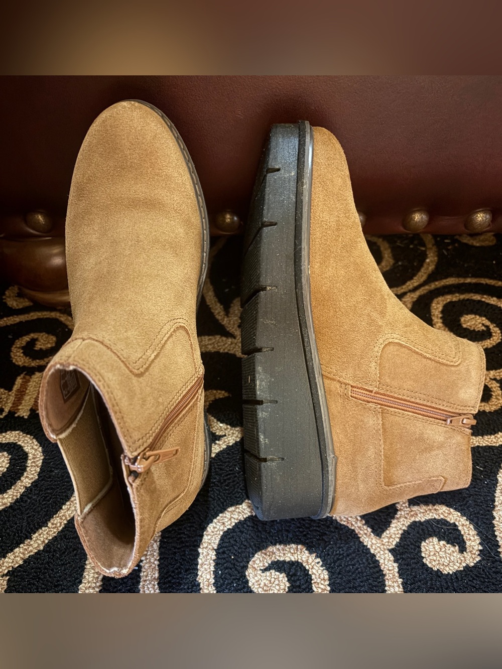 Clark’s Very light weights Woman Suede Chelsea Boots in Tan very comfortable!!